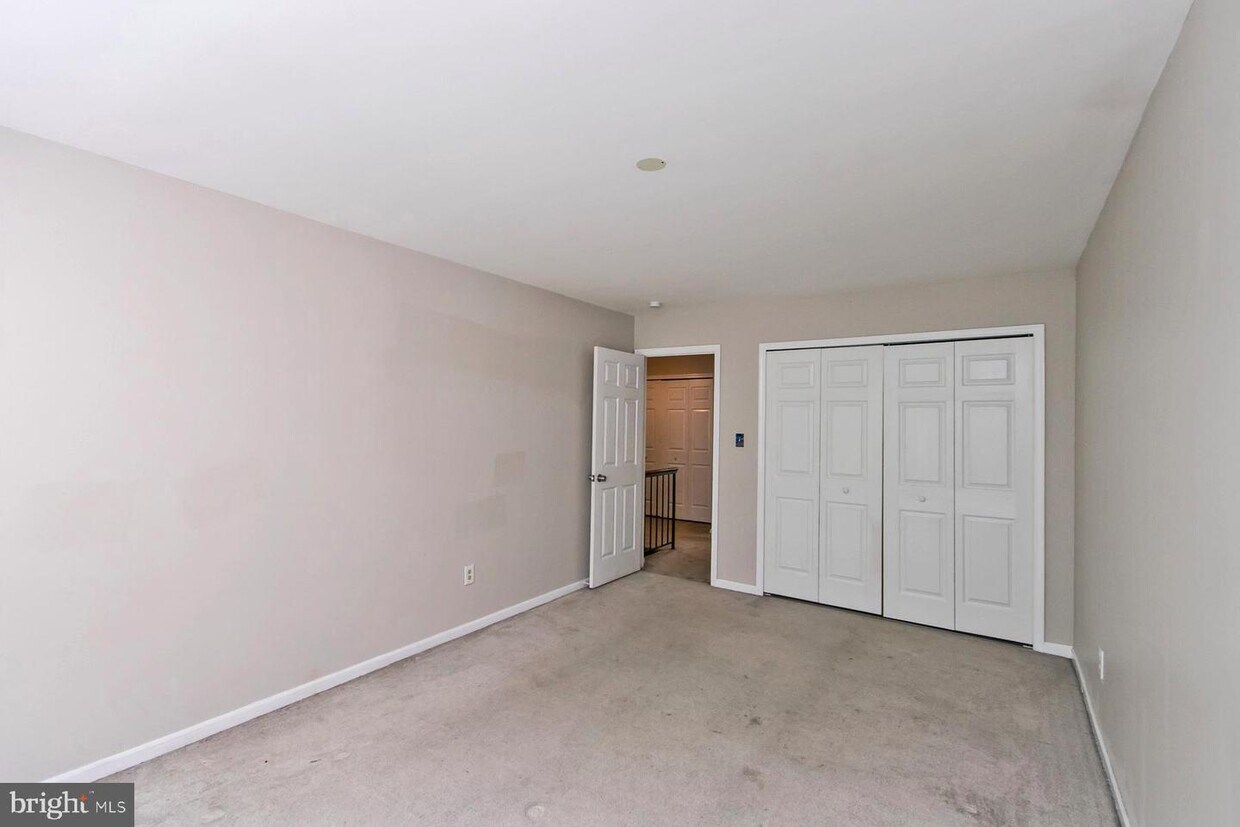 Primary Photo - 221 Kings Croft Dr