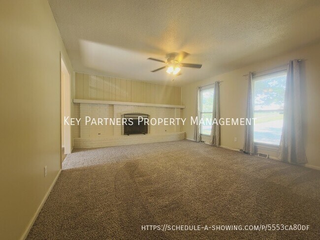 Building Photo - 7925 N Troost - Spacious!