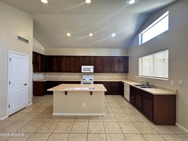 Foto del edificio - 12372 W Campbell Ave