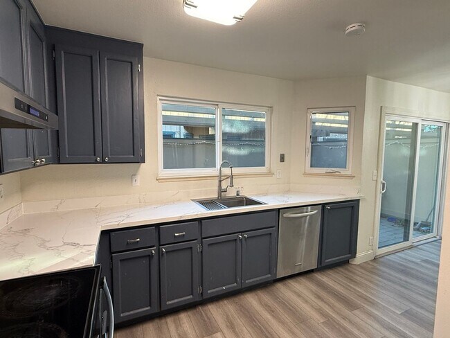 Foto del edificio - Well Appointed 3 Bedroom 2.5 Bath Townhome in Perfect Campbell Location!