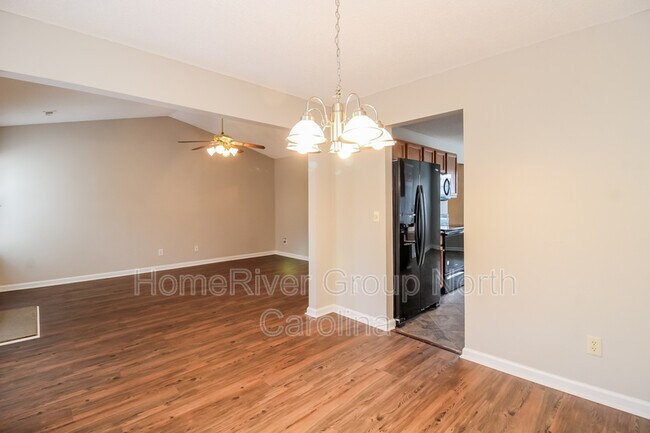 Building Photo - 395 Creekview Dr