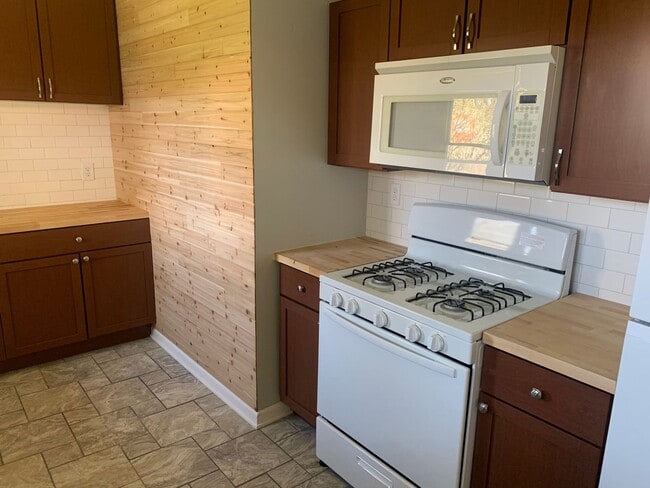 Building Photo - Recently updated 3 bed/1 bath home availab...