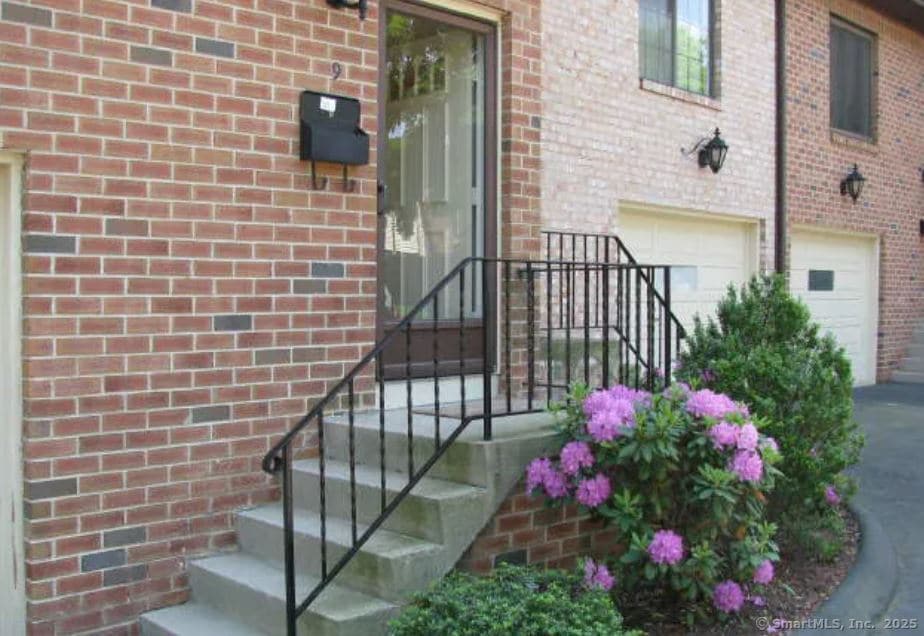 Primary Photo - 237 Strawberry Hill Ave