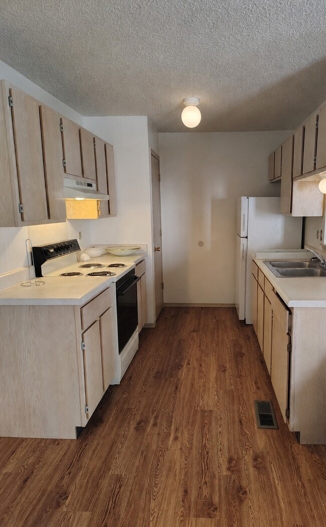 Kitchen - Cardinal Apartments