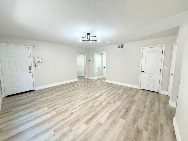 Foto del edificio - 3/BD 2/BA Stylish Townhouse with Modern Up...