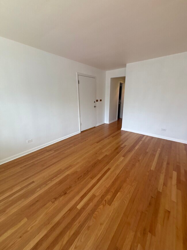 Foto del edificio - 6241 W Montrose Ave