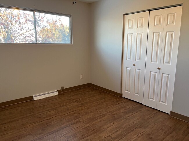 Building Photo - 2 Bed 1 Bath Unit in Red Deer, AB