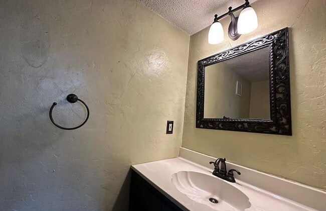 Building Photo - Spacious Brick split-level  home