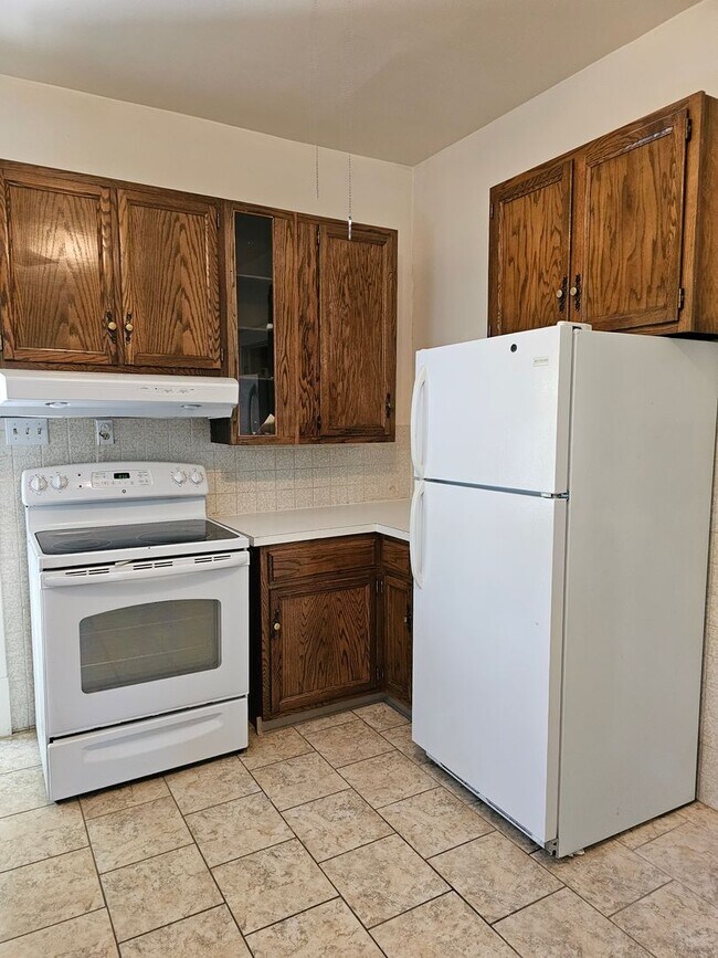Building Photo - 3 Bed Rental
