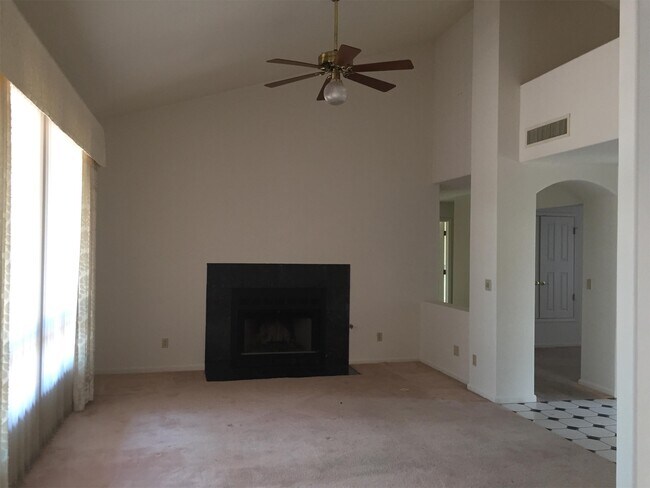 Foto del edificio - 3060 N Willow Creek Dr