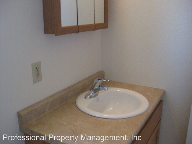 Building Photo - 3 br, 1.5 bath House - 804 Defoe St - B