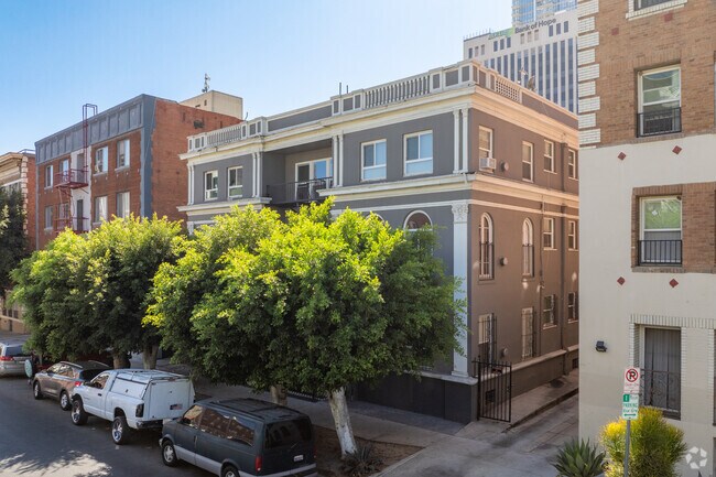 Fotografía del edificio - 681 Shatto Pl.