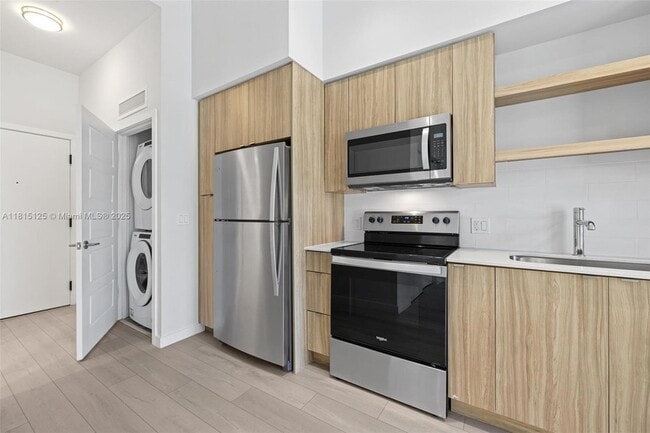 Building Photo - 555 NE 8th St