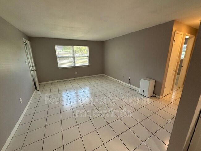 Building Photo - 607 Laura Ln