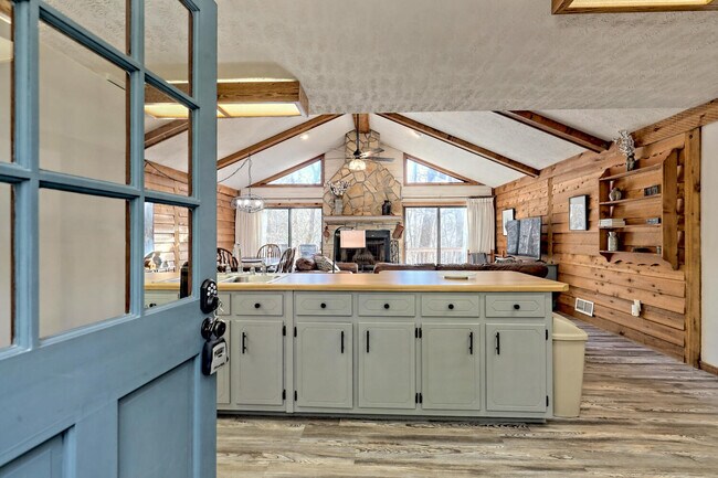 Building Photo - 1021 Saddle Back Cir