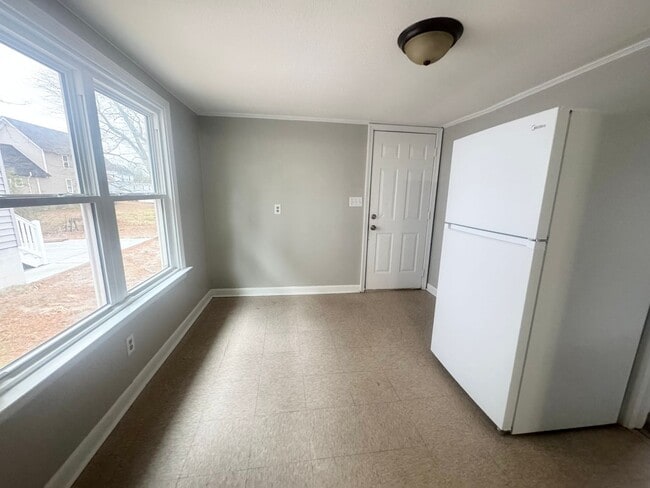 Building Photo - 307 W Cypress St