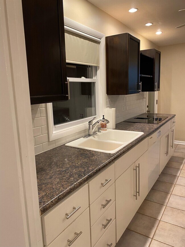 Foto del edificio - 7585 Skipper Ln