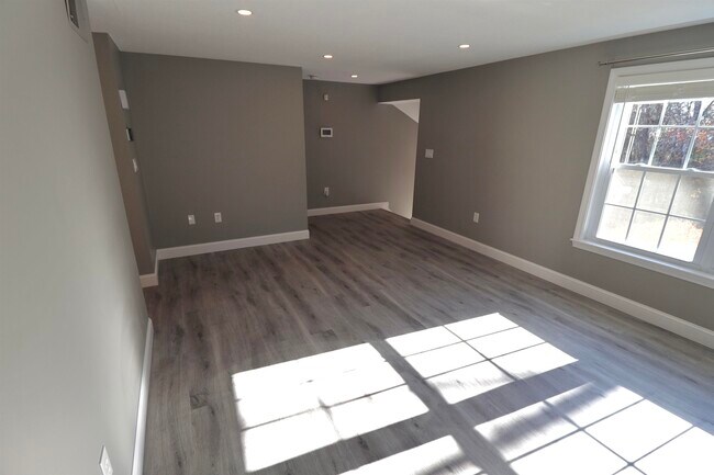 Building Photo - 96 E Ridge Rd