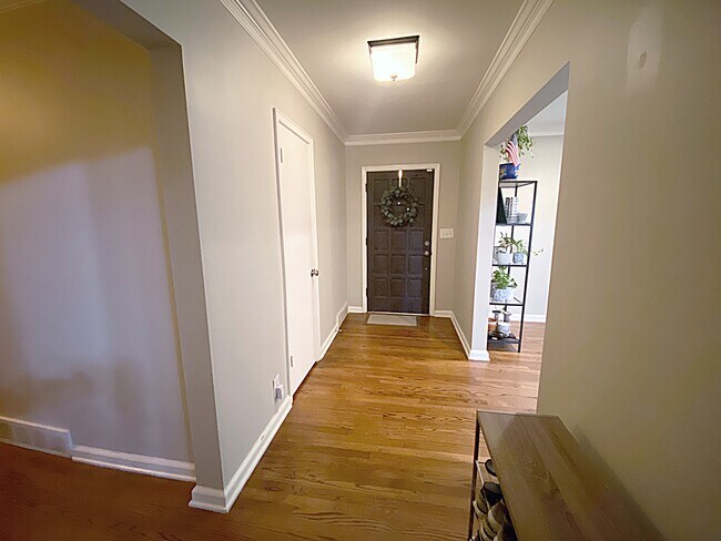 Building Photo - 2939 Glenbrook Dr
