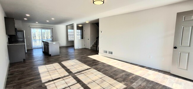 Building Photo - 3 Bedroom 2.5 Bathroom Available in Elizab...