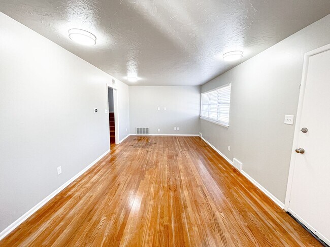 Building Photo - 3 Bed/1.5 Bath/2 car garage home in Midwest City.