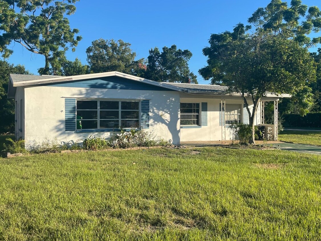 2/1 AVAILABLE NOW! House Rental in Beverly Hills, FL