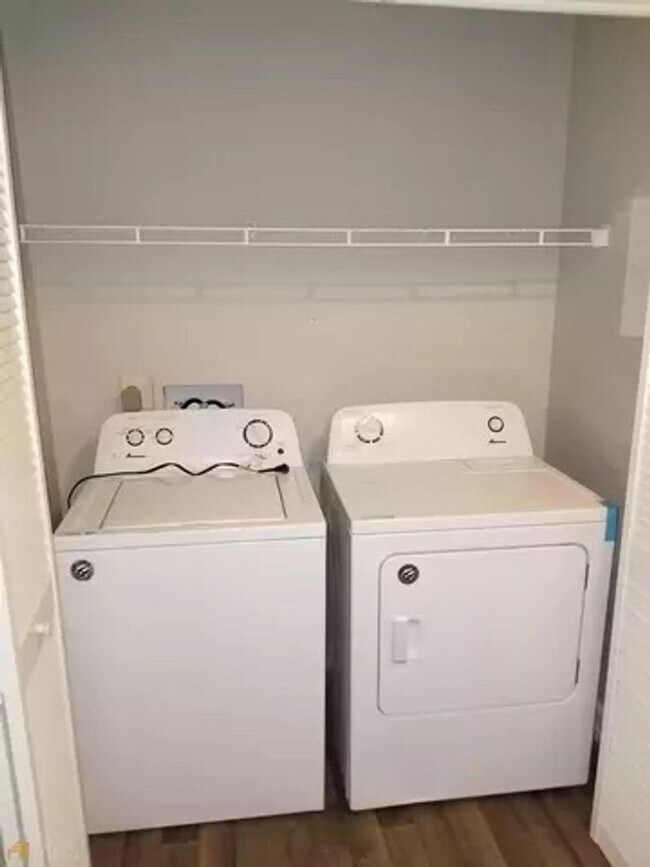 Foto del edificio - Room in 2 Bedroom Condo at Roberts Dr