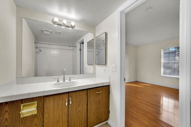 Building Photo - Very Nice 2bd/2ba Condo!! Gated Friendly C...