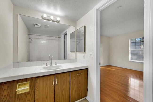 Foto del edificio - Very Nice 2bd/2ba Condo!! Gated Friendly Community w/ Pool!!