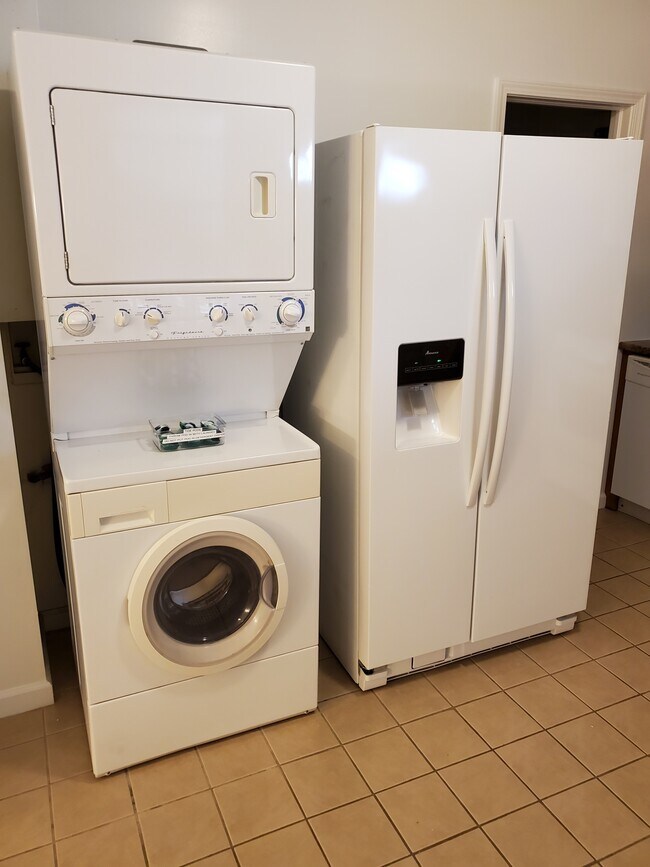 Refrigerador y lavadora/secadora - 3034 N Drake Ave