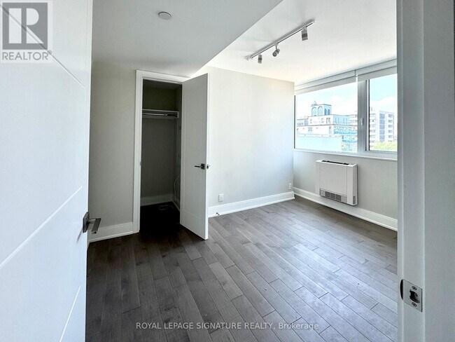 Building Photo - 11-611 Walmer Rd
