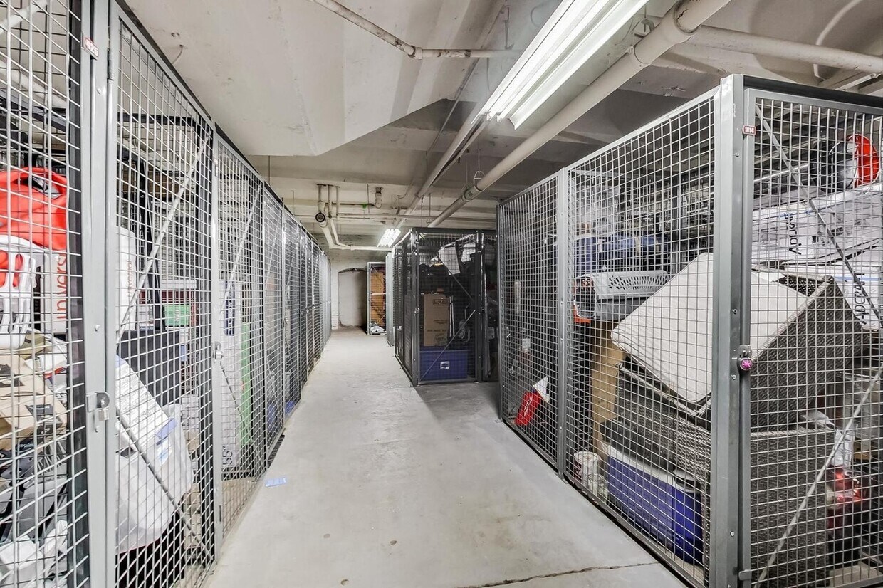 Storage Locker - 550 W Harrison St