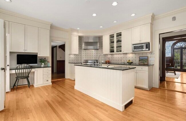 Building Photo - 691 Boylston St