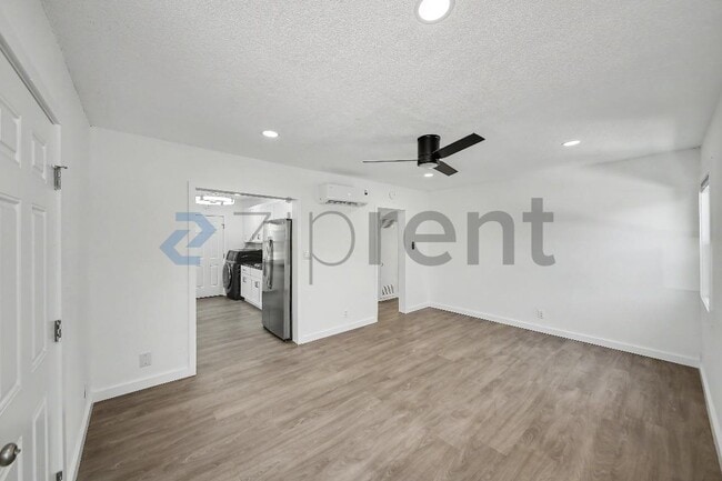 Building Photo - Unit