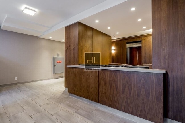 Building Photo - Bright & Extra Large Studio in Doorman/Ele...