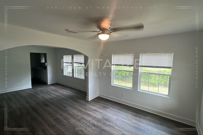 Foto del edificio - AVAILABLE NOW! Beautiful Renovated 3 Bedro...