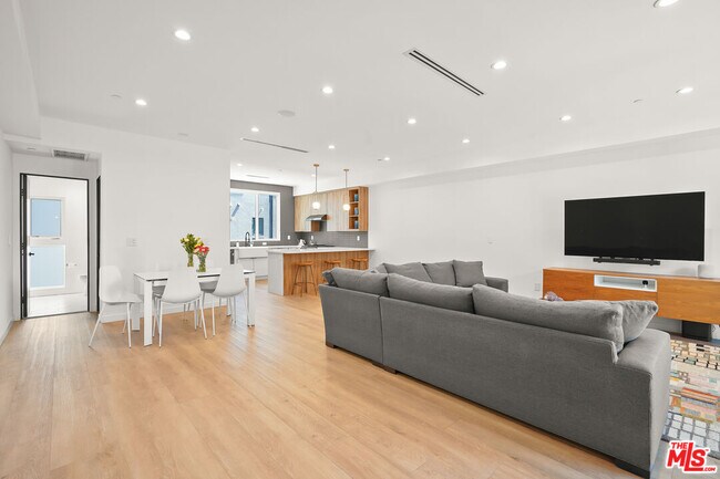 Foto del edificio - 926 N Ridgewood Pl
