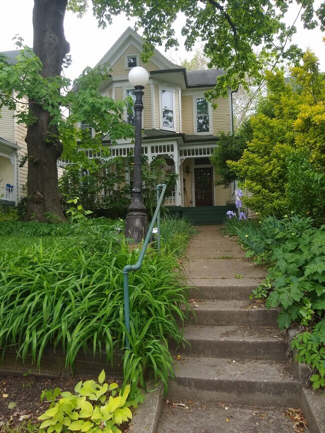 Foto del edificio - 1748 Frankfort Ave