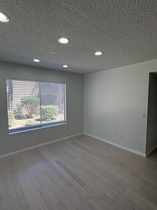 Building Photo - 2339 Lillyvale Ave