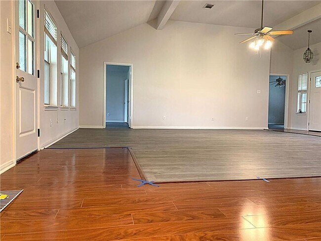 Foto del edificio - 196 Elm Forest Loop