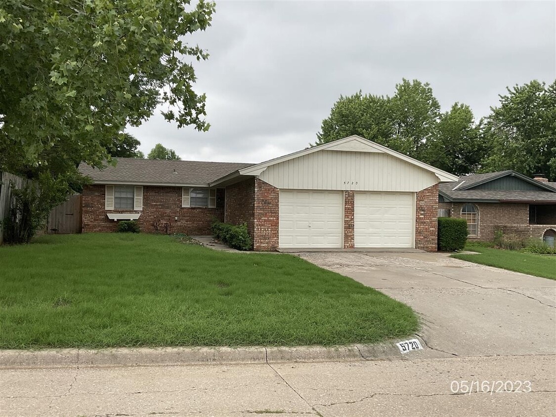 Foto principal - 5720 NW 62nd St