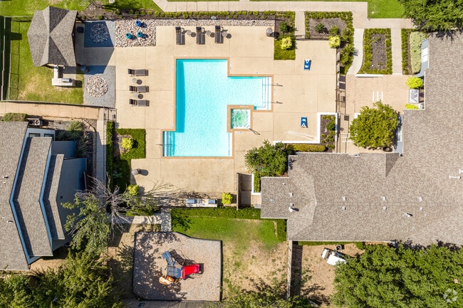 Sparkling Resort-Style Swimming Pool - Wimbledon