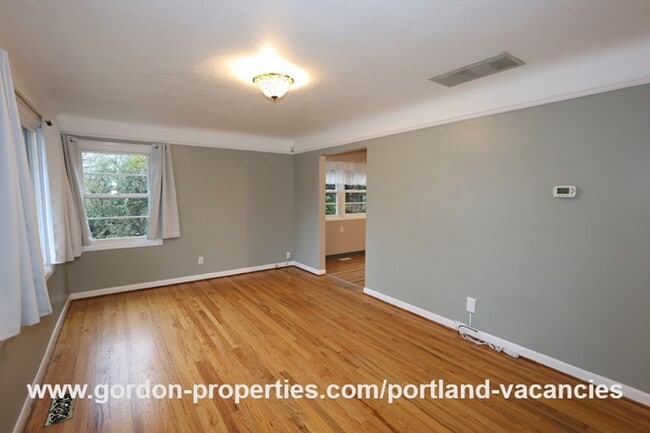 Building Photo - SE Flavel St - Woodstock 3 bedroom home with single car garage