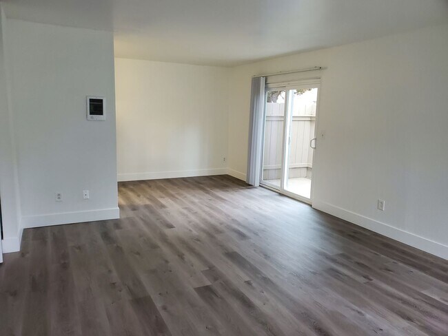 Building Photo - UTC townhouse - 3br/2ba end unit