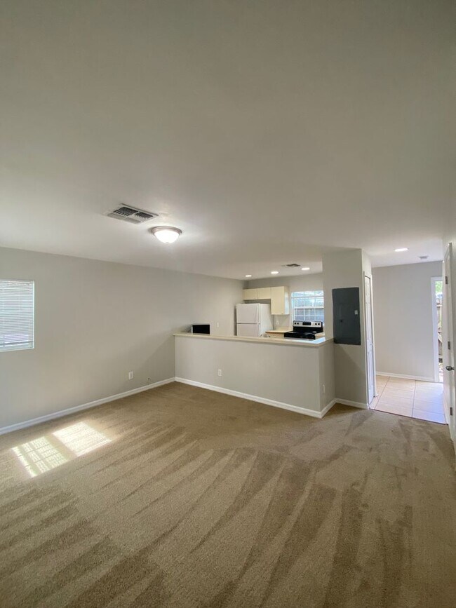 Foto del edificio - Spacious 2 bedroom, 2 bath duplex located ...