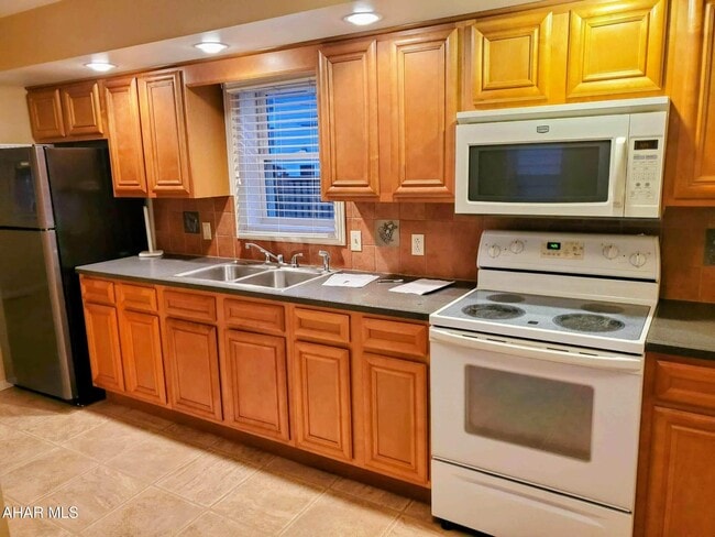 Building Photo - 215 Garber St