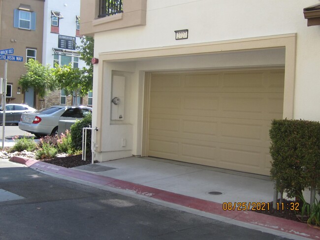 Foto del edificio - 2727 Montecito Vista Way