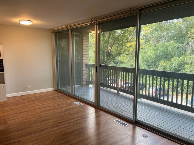 Foto del edificio - 5500 Hillcrest Ln