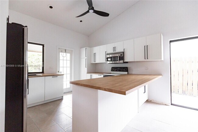 Foto del edificio - 8775 SW 57th St