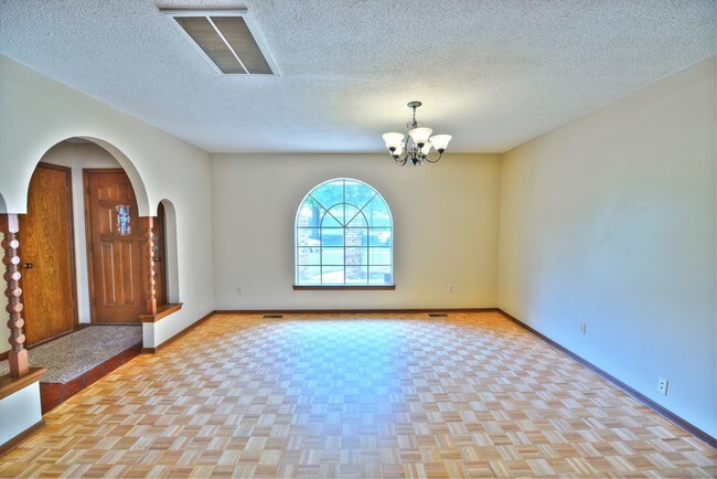 Building Photo - 3812 N Riverside Dr